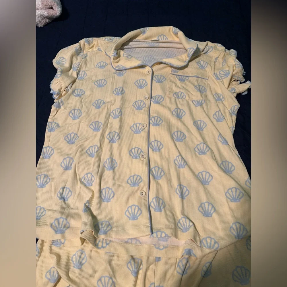 Staykation- Shell Ruffle Ribbed Short Pajamas Set - Picture 2 of 7